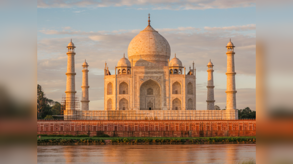 Baseball scouts in Mumbai, Lucknow, and Agra in Million Dollar Arm
