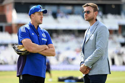 Stuart Broad discussing strategy with Morne Morkel during the Headingley Test