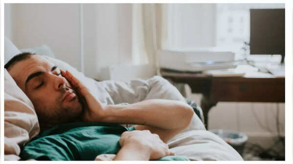 Illustration of fatigue and weakness, potential colon cancer symptom