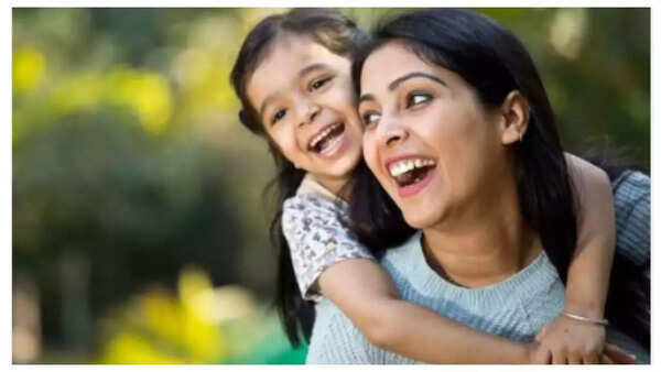 A parent modeling friendly interactions