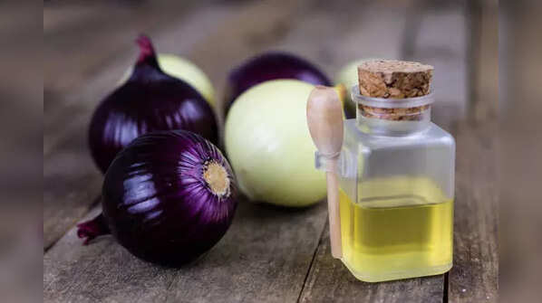 Onion juice application for hair stimulation